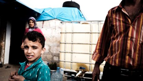 Bambini ai confini Siriani fuggiti dalla zona di Aleppo